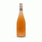 Anselme Selosse, produttore di Avize, è un punto di riferimento assoluto per la vitivinicoltura contemporanea della regione francese della Champagne, portavoce di quel gruppo di vigneron che sono riusciti a dare un'impronta nuova, naturale e originale all'elaborazione di quelle che sono le bollicine più famose al mondo. Avize è uno dei sei comuni Grand Cru della Côte des Blancs, quel lembo di terra sotto la Montagne de Reims, dove la varietà vitata dello chardonnay arriva a esprimersi a livelli indiscutibilmente elevati grazie alla forte presenza di gesso (la famosa “craie”, la roccia friabile composta da fossili marini) misto a strati di argilla. Il Domaine, creato da Jacques Selosse nel 1949, è passato nelle mani del figlio Anselme nel 1974, e quest’ultimo da allora lo conduce assieme alla moglie Corinne. I circa sette ettari e mezzo di proprietà sono coltivati quasi interamente a chardonnay, e si estendono nei territori dei comuni Grand Cru di Avize, Cramant, Oger e Le Mesnil-sur-Oger. Il Domaine possiede anche delle parcelle vitate impiantate a pinot nero nella Montagne de Reims, tra i comuni Grand Cru di Aÿ e di Ambonnay e nel comune Premier Cru di Mareuil-sur-Aÿ. Dal 2012 affiancato nella gestione aziendale dal figlio Guillaume, Anselme, nato con la filosofia biodinamica, si è nel tempo distaccato dalla stessa, per propendere verso un approccio più equilibrato, basato sul minimo intervento artificiale tanto in vigna quanto in cantina, e impostato su pratiche di derivazione borgognona, come la fermentazione in barrique, l'utilizzo dei soli lieviti indigeni, il bâtonnage durante la fase di affinamento e l'aggiunta di dosi minime di solforosa e di liqueur d'expédition. La produzione annua si aggira attorno alle 57mila bottiglie: tutti indistintamente Champagne di raro fascino, dotati di grande pulizia e di intrigante originalità, in cui andare alla ricerca di profumi e sapori che hanno infinite sfumature colorate.